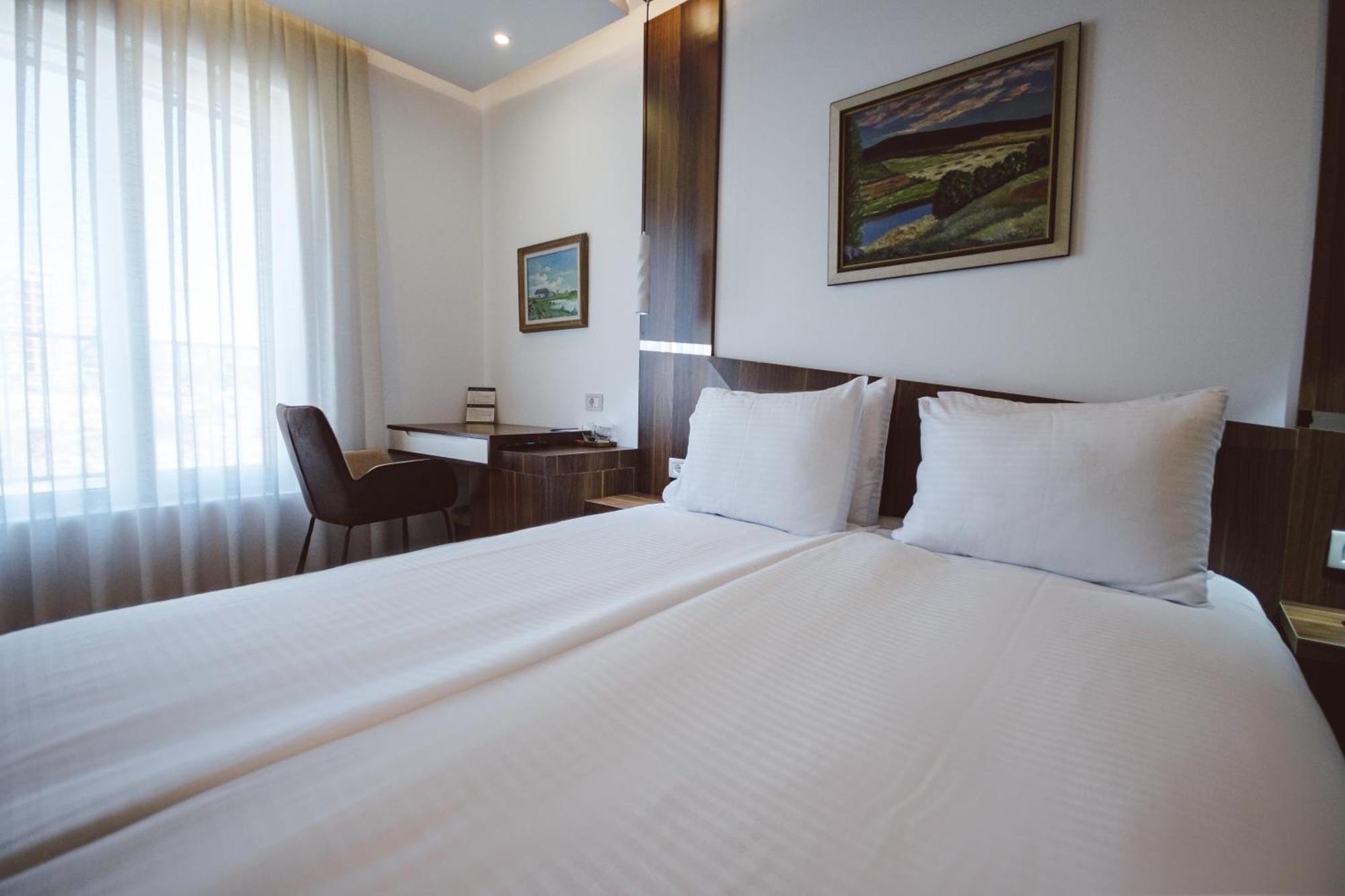 Star Hill Hotel & Spa Pristina Exterior foto